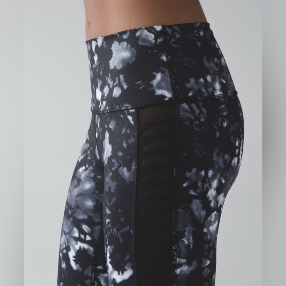 Lululemon Sunshine Salutation Crop in Dusk Dye White Black / Black Size 6